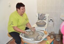 Vyzkoušejte si zdarma práci na hrnčířském kruhu nebo modelování z hlíny! Objednejte se do keramické kavárny!