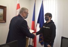 ÚSTÍ NAD LABEM: Mladé zachránce ocenil primátor Petr Nedvědický