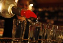 Utajená párty v Litoměřicích. Před policisty se účastníci schovávali i na střeše