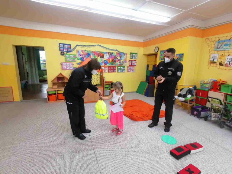 ÚSTECKÝ KRAJ: Policisté předávají odměny ÚSTECKÝ KRAJ: Policisté předávají odměny
