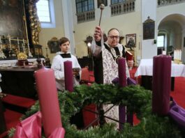 FOTOREPORTÁŽ – První svíce na adventních věncích svítí