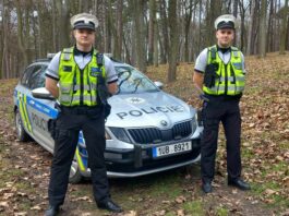 Dvojice dopravních policistů zachránila život muži, který zkolaboval v autě