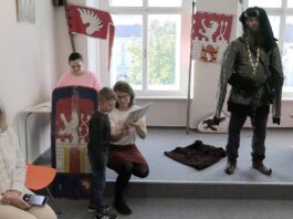 Žáci druhých tříd byli v knihovně slavnostně pasováni na čtenáře