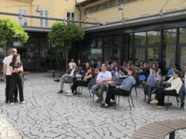 ROUDNICE N. L.: LiStOVáNí aneb Historky z Tinderu 2 rozesmály hosty Caffé Říp