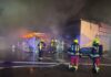 FOTOGALERIE: V Bohušovicích hořela hala obchodu, ve které byla uskladněna mimo jiné i zábavní pyrotechnika