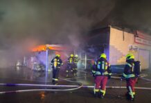 FOTOGALERIE: V Bohušovicích hořela hala obchodu, ve které byla uskladněna mimo jiné i zábavní pyrotechnika