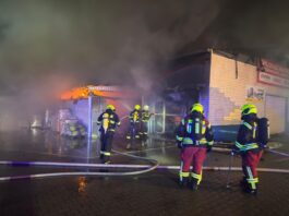 FOTOGALERIE: V Bohušovicích hořela hala obchodu, ve které byla uskladněna mimo jiné i zábavní pyrotechnika