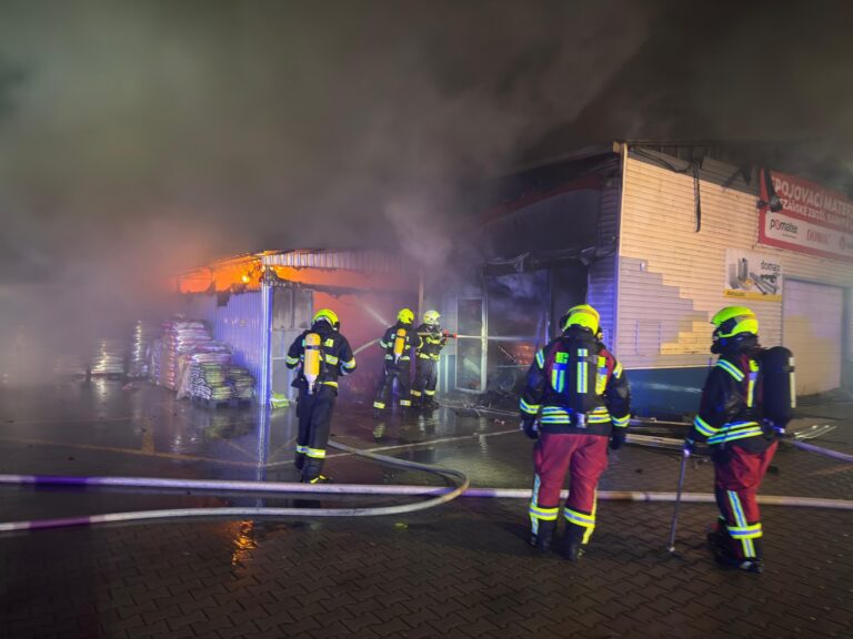 FOTOGALERIE: V Bohušovicích hořela hala obchodu, ve které byla uskladněna mimo jiné i zábavní pyrotechnika FOTOGALERIE: V Bohušovicích hořela hala obchodu, ve které byla uskladněna mimo jiné i zábavní pyrotechnika