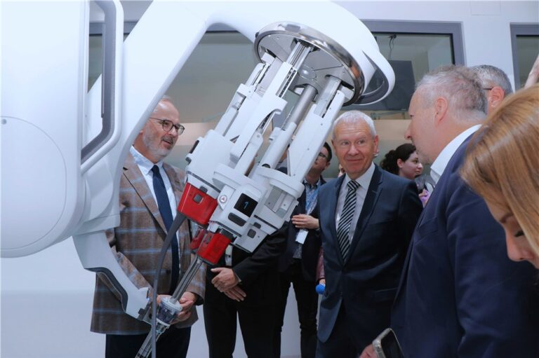 Krajská zdravotní má jako první ve střední a východní Evropě jedinečný robotický systém daVinci s jedním portem