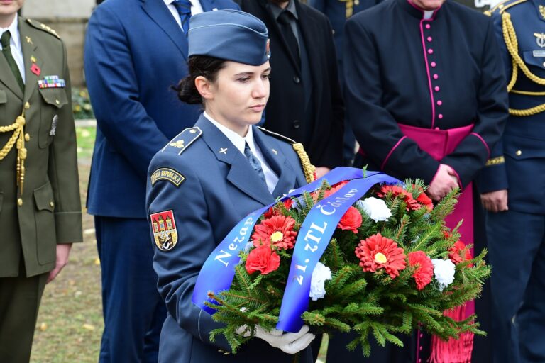 Gripeny přeletí nad hřbitovem v pátek 31. října v poledne Gripeny přeletí nad hřbitovem v pátek 31. října v poledne