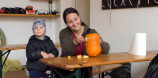 KŘEŠICE: Křešice letos spojily lampionový průvod s halloweenským tvořením