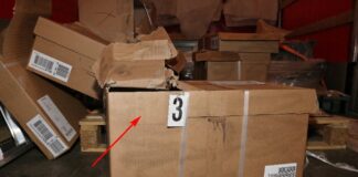 MOST: Šestkrát vyloupili stejné auto s oblečením, které prodávali rovnou na ulici