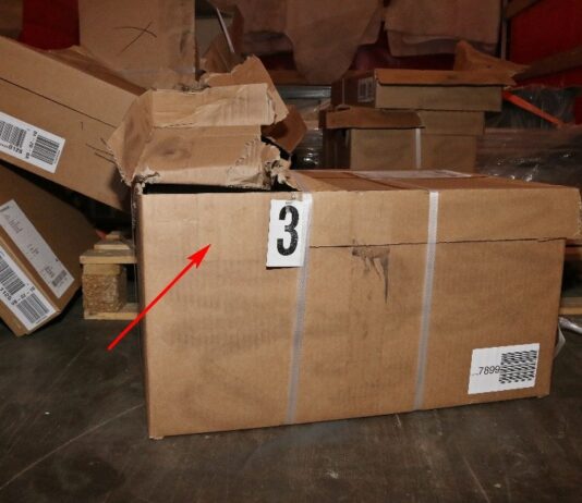 MOST: Šestkrát vyloupili stejné auto s oblečením, které prodávali rovnou na ulici