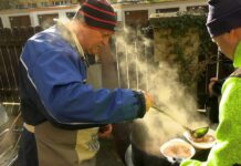 LITOMĚŘICE: Pepa Pásztor opět vařil kapustnici a guláš pro nemocnici