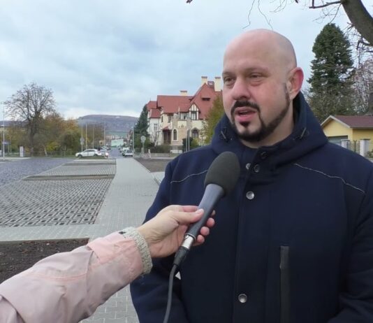 LITOMĚŘICE: Nad gymnáziem vzniká nové parkoviště. Pojme až 80 aut