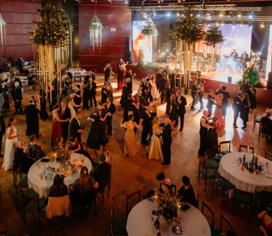 Vánoční ples v Litoměřicích už tuto sobotu: čeká vás elegance, hudba a slavnostní atmosféra