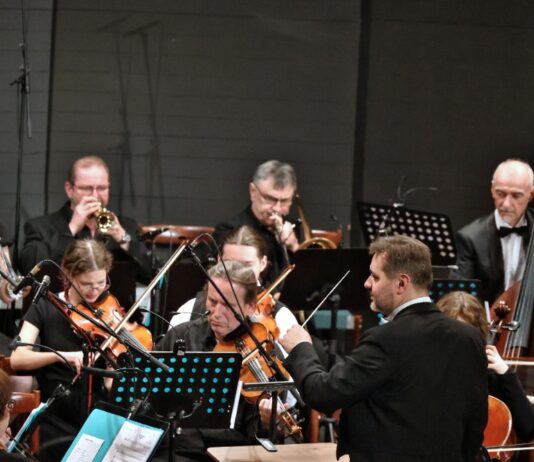 FOTOGALERIE: Symfonici s ‚Rybovkou‘ vyprodali kulturní dům