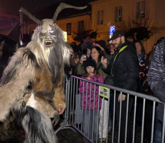 ROUDNICE N.L.: Husovo náměstí v Roudnici nad Labem ovládli krampusové
