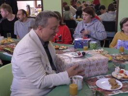 LITOMĚŘICE: Pracovníci Mondi darovali vánoční dárky klientům Naděje