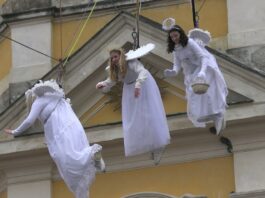 ÚŠTĚK: Z kostelní věže po roce opět slétli andělé