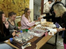 LITOMĚŘICE: Gymnázium Josefa Jungmanna oslavilo Vánoce na jarmarku