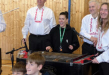 LITOMĚŘICE: Netradiční vystoupení cimbálové muziky Réva na ZŠ Havlíčkova