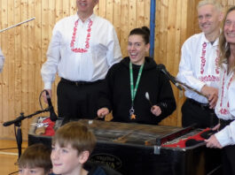 LITOMĚŘICE: Netradiční vystoupení cimbálové muziky Réva na ZŠ Havlíčkova