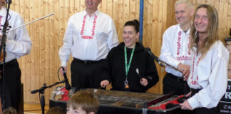 LITOMĚŘICE: Netradiční vystoupení cimbálové muziky Réva na ZŠ Havlíčkova