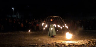 KŘEŠICE: Rozloučení se starým rokem v Křešicích bez ohňostroje ale s impozantní fireshow