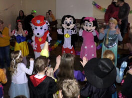 KŘEŠICE: Sál restaurace U Henschů zaplnili princeznami, strašidla i superhrdinové