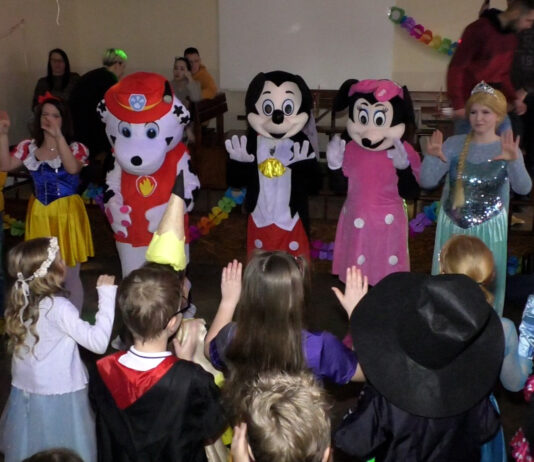 KŘEŠICE: Sál restaurace U Henschů zaplnili princeznami, strašidla i superhrdinové