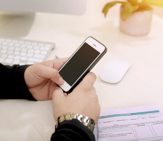 Vaše dítě může být v ohrožení i doma v pokojíčku. Policie varuje rodiče před riziky internetu