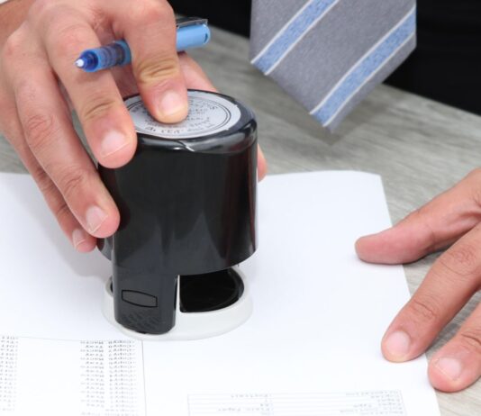 Cesta za „řidičákem“ skončila obviněním: Cizinec na Litoměřicku předložil falešný posudek od lékaře