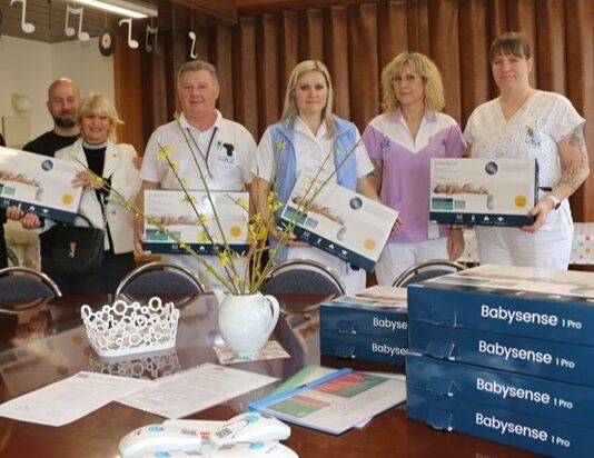 Bezpečnější spánek pro nejmenší: Litoměřická nemocnice získala deset nových monitorů dechu