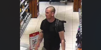 Poznáte muže na fotografiích? Policie v Roudnici řeší krádež za 20 tisíc korun