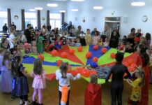 TŘEBENICE: Dětský karneval zpestřila tančící opička