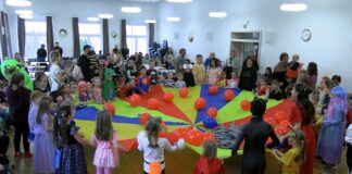 TŘEBENICE: Dětský karneval zpestřila tančící opička