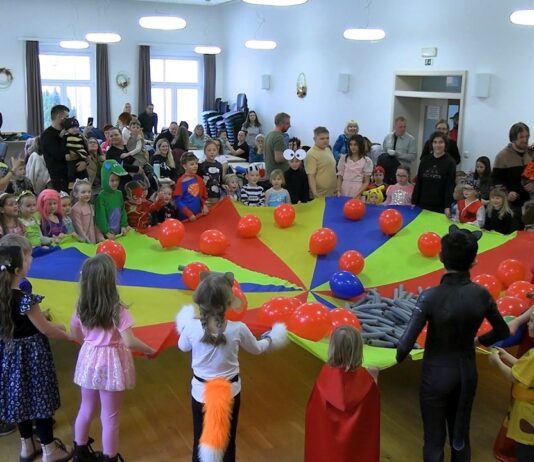 TŘEBENICE: Dětský karneval zpestřila tančící opička