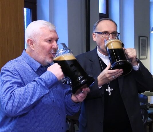 LITOMĚŘICE: Biskupský pivovar U sv. Štěpána uvařil Velikonoční speciál. Požehnal mu arcibiskup