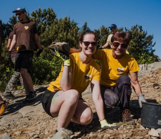 Pomozte obnovit vyhořelou rozhlednu na Vlčí hoře! Stezky z lásky startují sezónu v Českém Švýcarsku