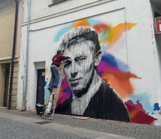 Nový mural v centru Litoměřic doprovázel silný příběh. Warm up party pozvala na festival Original Emotions