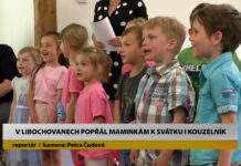 LIBOCHOVANY: V Libochovanech popřál maminkám k svátku i kouzelník