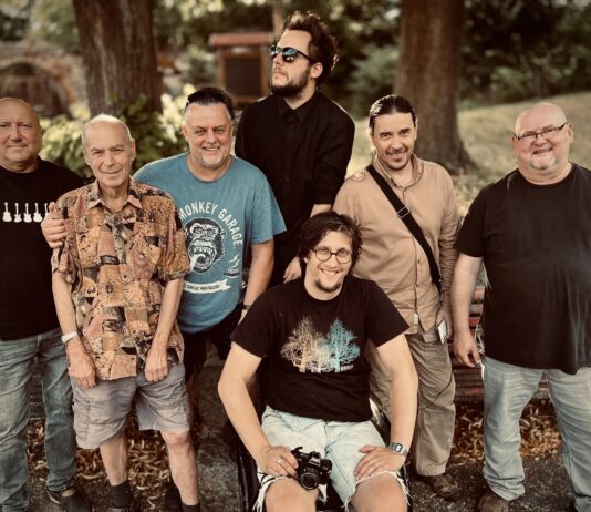 Dražba křišťálu, fotovýstava, ohnivá show i Nábor hrdinů. I takový bude benefiční koncert s kapelou BUTY