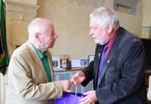Starosta přivítal na radnici 95letého stolního tenistu Miroslava Nedvěda
