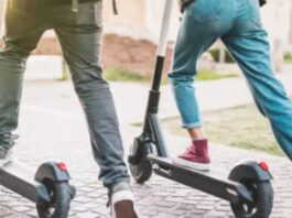 Mladík na elektrokoloběžce srazil v Ústí seniorku. Skončila v nemocnici se zraněním pánve