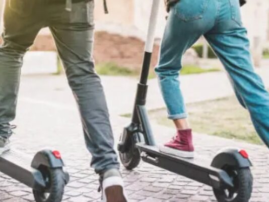 Mladík na elektrokoloběžce srazil v Ústí seniorku. Skončila v nemocnici se zraněním pánve