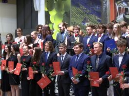 LITOMĚŘICE: Gymnázium předalo slavnostně maturitní vysvědčení v hradu