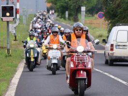 Do Lovosic se sjedou milovníci skútrů Vespa. Letošní VESPARÁDA pomůže Madlence z Čížkovic.