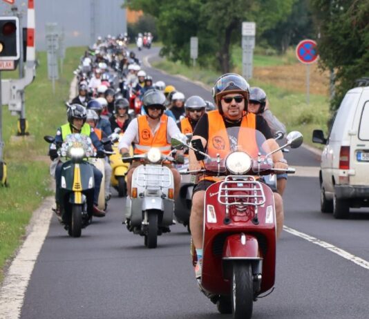 Do Lovosic se sjedou milovníci skútrů Vespa. Letošní VESPARÁDA pomůže Madlence z Čížkovic.