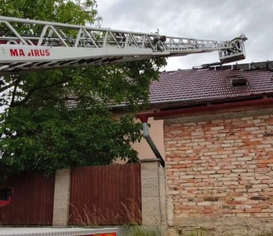 V Kostomlatech pod Řípem hořel rodinný dům. Škoda jde do milionů, příčinou byla nabíječka na mobil